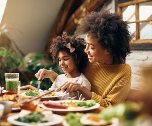Kinder und Essen: 7 No-Go-Sätze, die wir am Tisch mit Kindern besser vermeiden