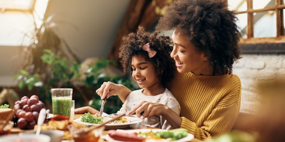 7 Sätze, die ihr beim Essen nicht zu eurem Kind sagen solltet