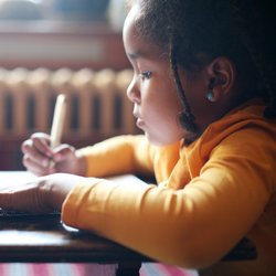 Schreiben lernen: So könnt ihr euer Kind am besten unterstützen