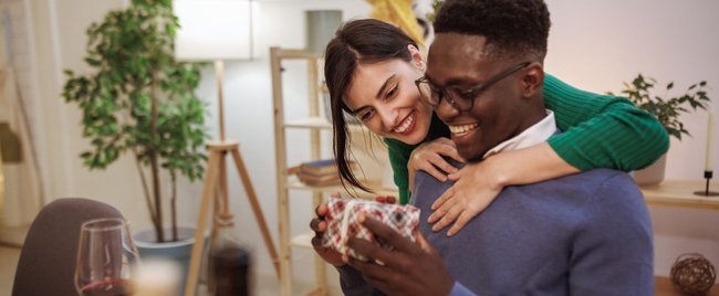 13 "Wir schenken uns nichts"-Geschenke: Diese Ideen sorgen garantiert für Lacher