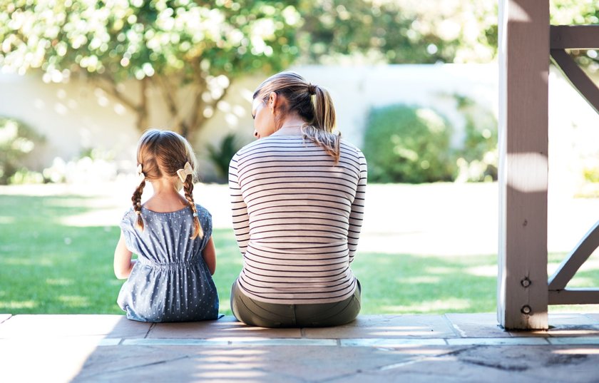 Kind ernst nehmen: Mutter mit Tochter im Gespräch