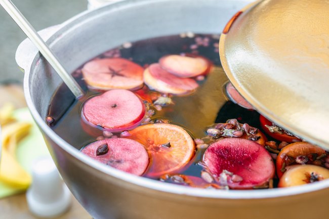 Glühwein im Eisentopf