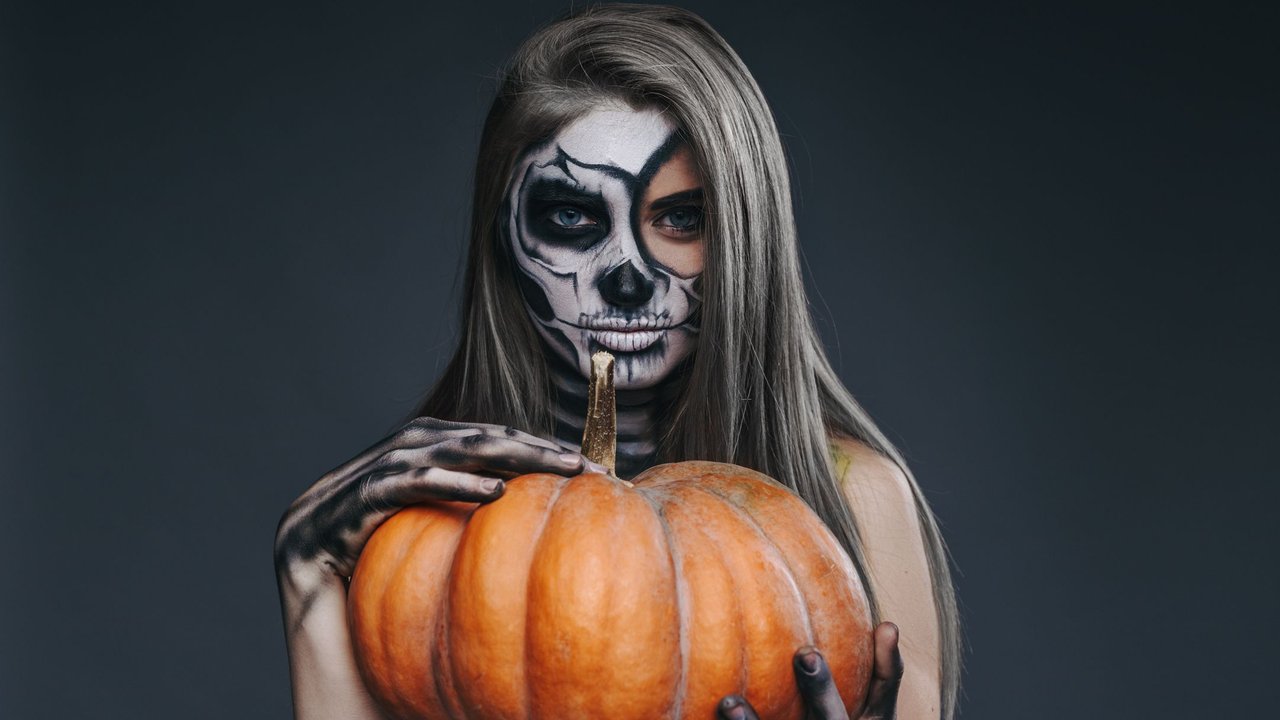 Halloween Kostüm Dame: Geschminkte Frau mit Kürbis