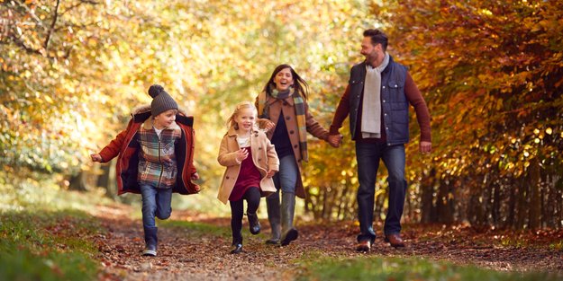 Herbst mit Kindern: 20 schöne Ideen für Familien-Aktivitäten