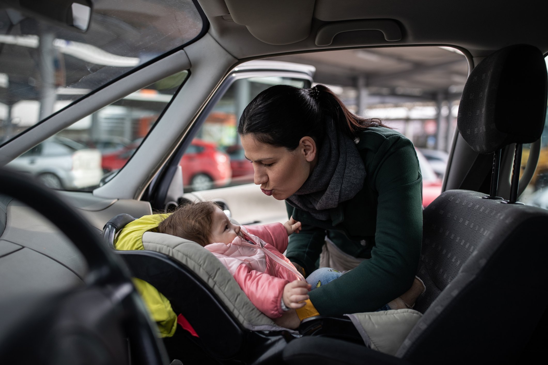Safety first: Diese 9 Dinge sind im Auto mit Kindern mega gefährlich