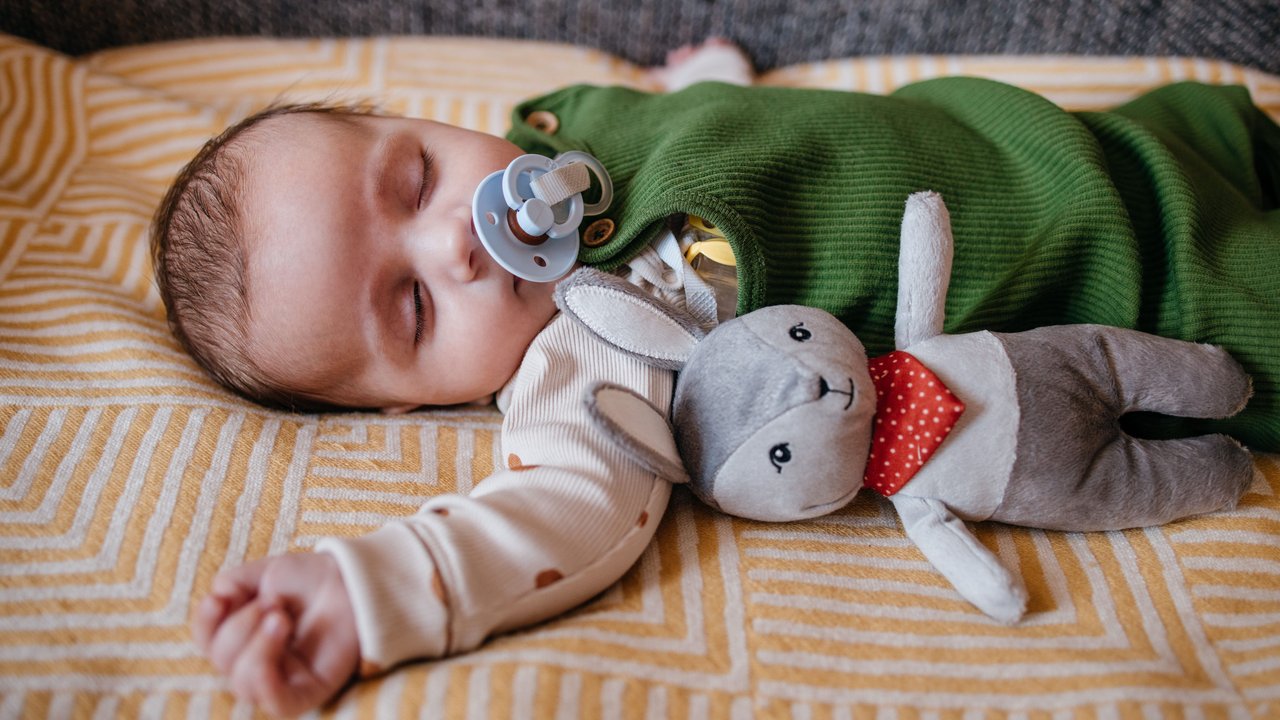 Kuschelige Einschlafhilfe hilft Baby beim Einschlafen