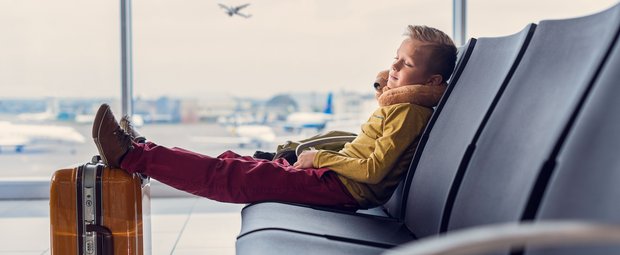 Diese 14 Gadgets erleichtern jede Flugreise mit den Kids