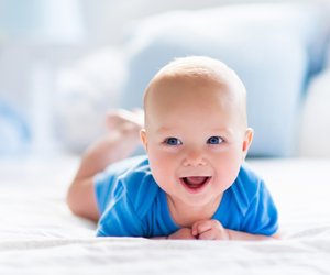 Baby in Bauchlage: Warum diese Lage wichtig für die Entwicklung ist