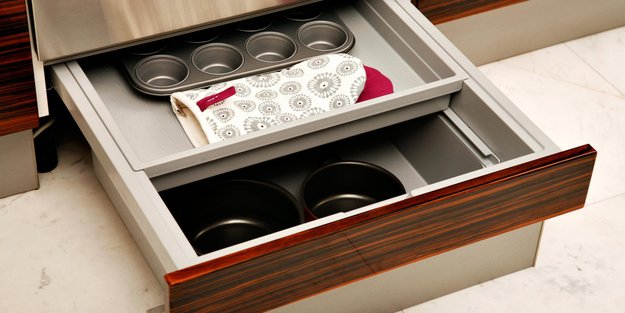 Die Schublade unter dem Ofen: In Wahrheit ist sie total praktisch