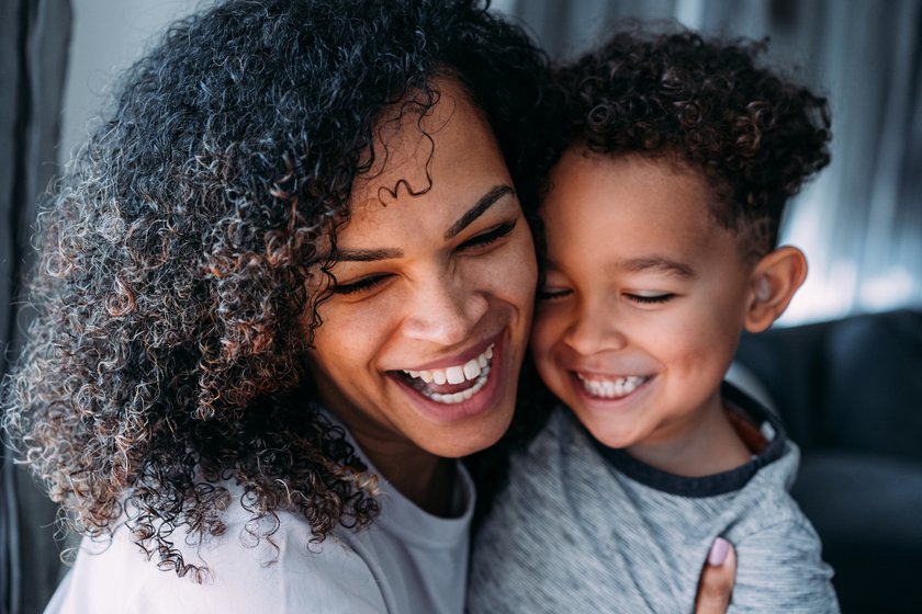 Quallen-Eltern: Mama lachend mit Kind