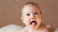 Baby streckt Zunge raus: 15 mögliche Ursachen für diese süße Geste