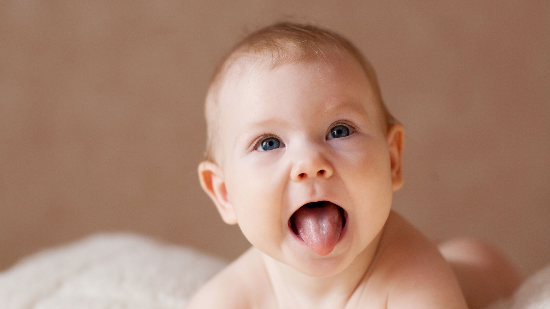 Baby streckt Zunge raus 15 mögliche Ursachen