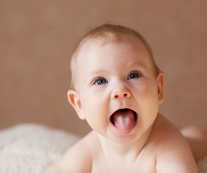 Baby streckt Zunge raus: 15 mögliche Ursachen für diese süße Geste