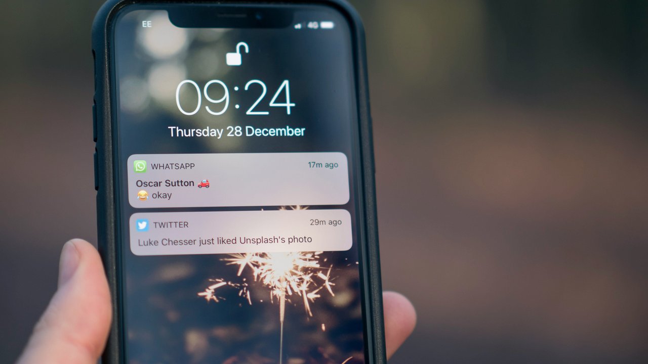 Nachrichten bei Whatsapp werden mit Symbolen garniert. 