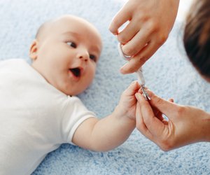 Beim Baby die Fingernägel schneiden: 5 Tipps für die erste Mini-Maniküre