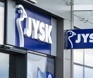 Neu bei Jysk: Die sandfarbene Vase sieht mit oder ohne Blumen richtig toll aus