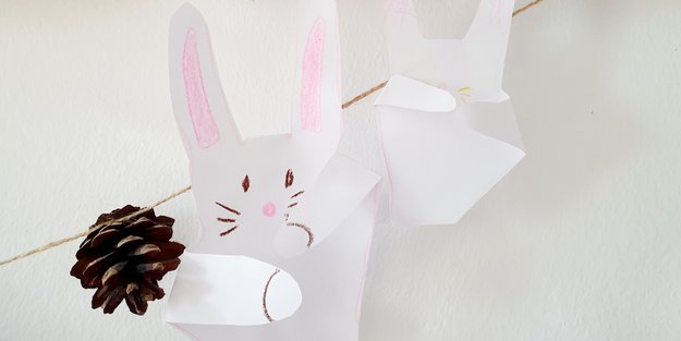 So könnt ihr süße Osterhasen per Handabdruck basteln (super auch für kleine Kids!)