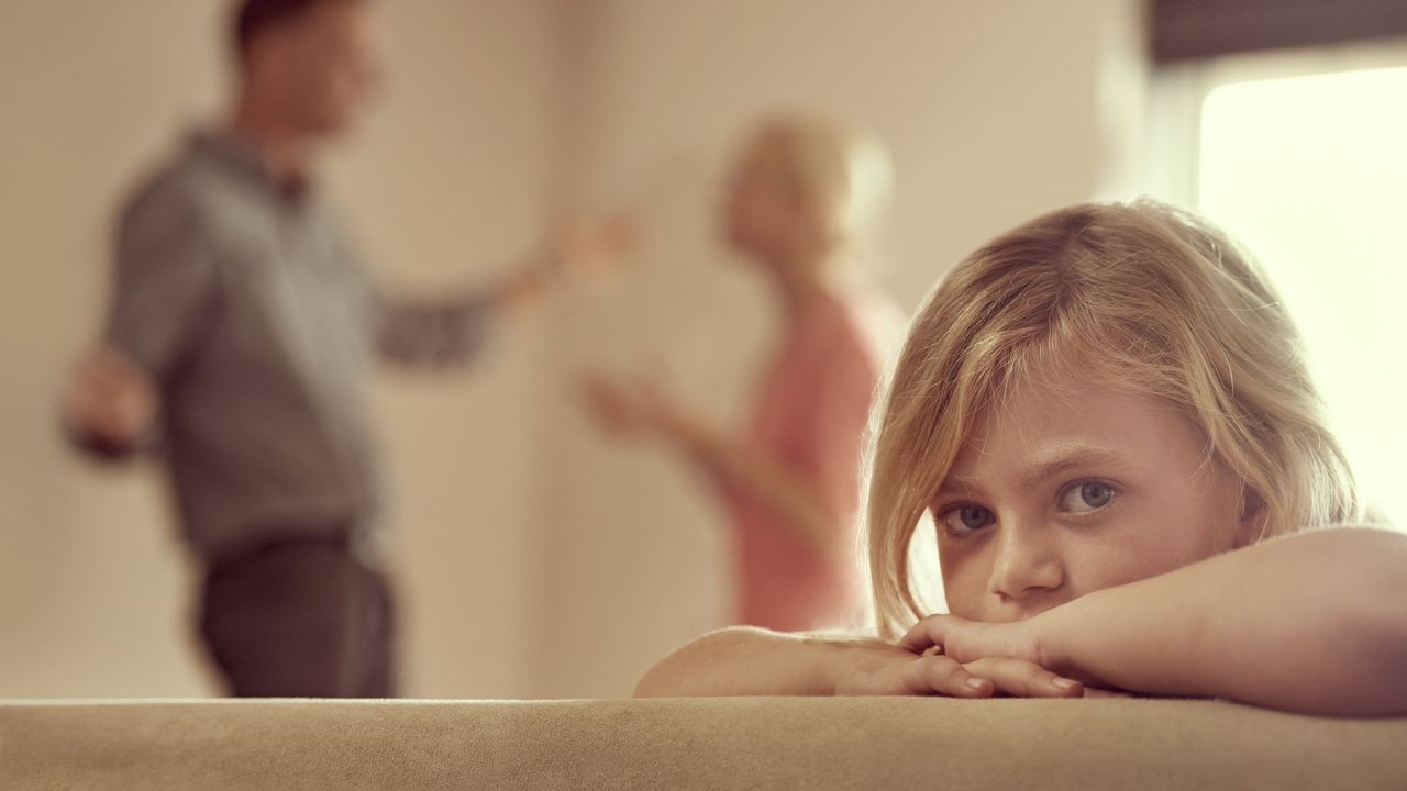 Shot of a little girl looking unhappy as her parents argue in the backgroundhttp://195.154.178.81/DATA/i_collage/pi/shoots/783299.jpg