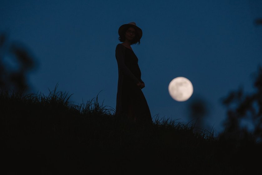 Silhouette einer Frau bei Vollmond