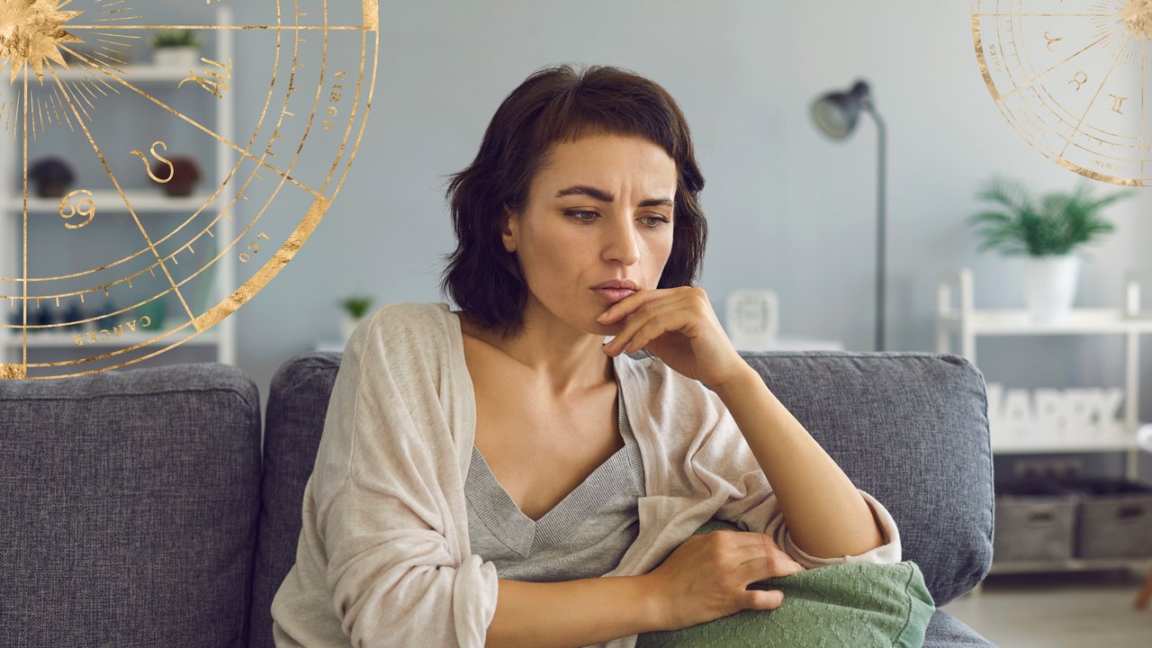 Nachdenkliche Frau sitzt auf einem Sofa