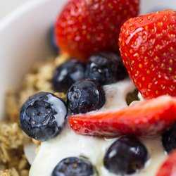 Lust auf Joghurt unterwegs? Diesen praktischen Joghurt-Becher von Rossmann holt sich jede*r