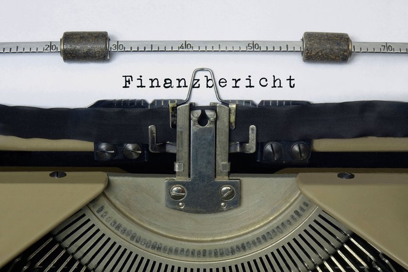 Schreibmaschine mit Schriftzug Finanzbericht