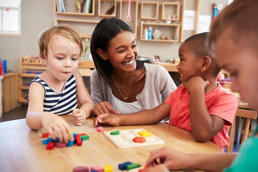 Abschiedsgeschenk Tagesmutter: Erzieherin mit Kindergruppe