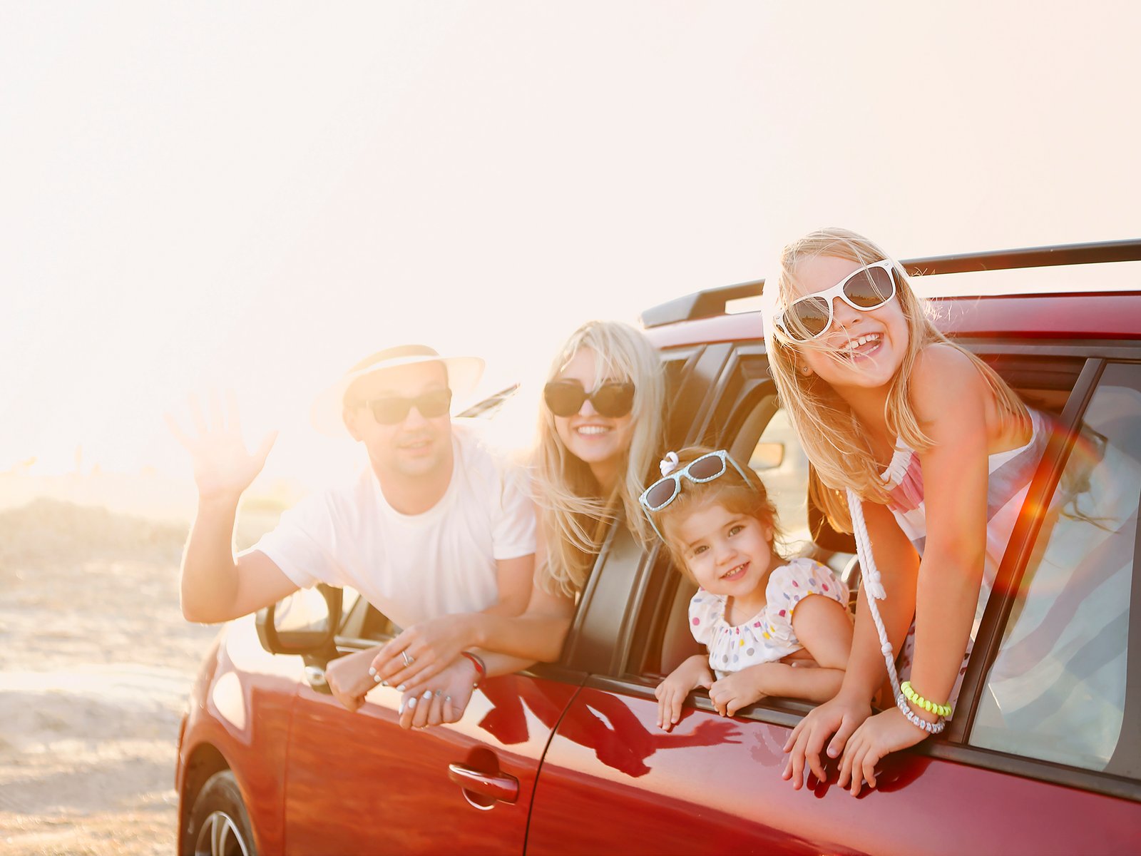 https://cdn2.familie.de/77/0e/6d/1ed0ec579c334572d241fd4eed_ZmMgODAwMDgwMDBmZmZmIDE2MDAgMTIwMAM3ZTEwNWM0MjRkZQ==_happy-smiling-family-with-daughters-in-the-car-with-sea-background.jpg