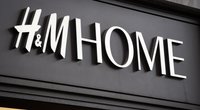 Diese schwarze Solarlaterne von H&M Home bringt Gemütlichkeit auf den Balkon