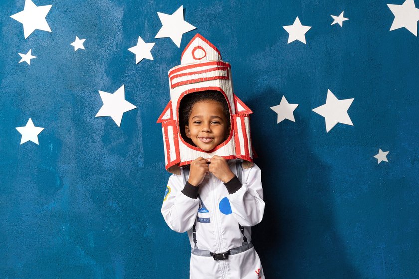 Mottoparty-Ideen: Ein Junge ist für eine Weltraum-Party verkleidet.