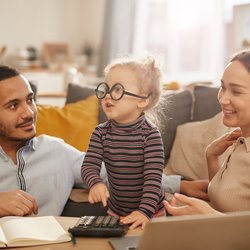 Das lohnt sich! So können Familien Kinderbetreuungskosten & Schulgeld steuerlich absetzen