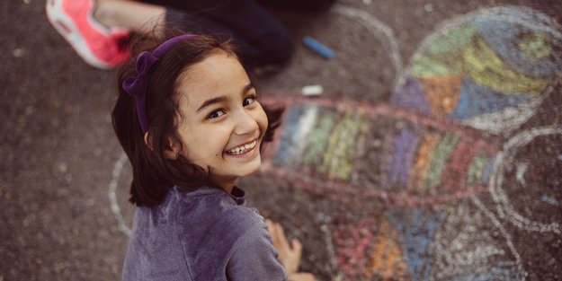 Kreide selber machen: Bei diesem coolen DIY bleiben Kinderhände sauber