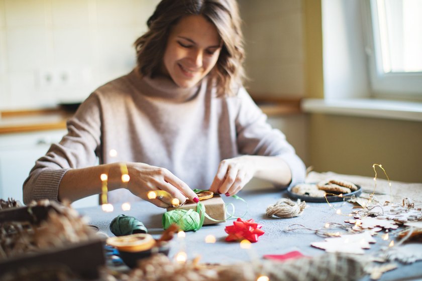 Geschenk originell verpacken: Frau packt Geschenk ein