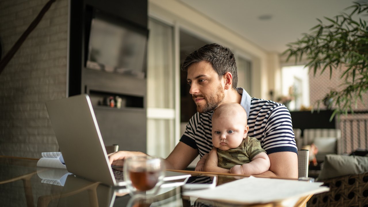Freistellungsauftrag: Papa und Baby am Laptop
