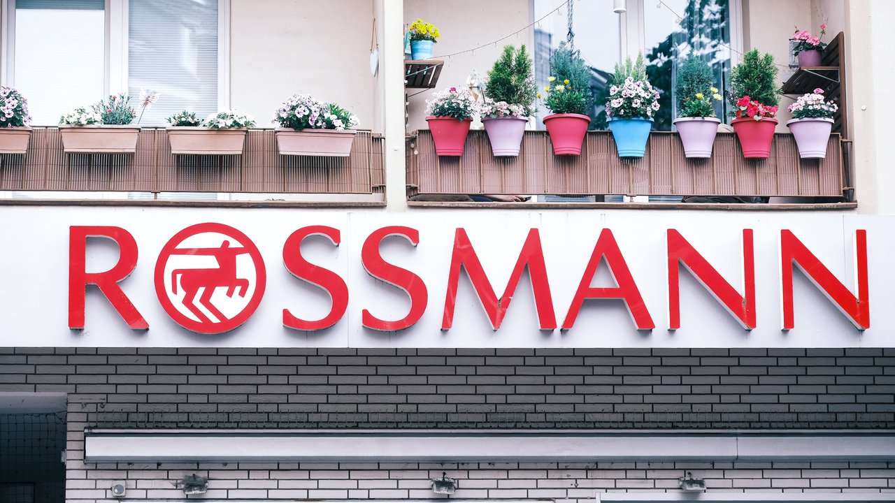 Mit der praktischen Reisetasche von Rossmann gestalten sich deine Trips entspannt.