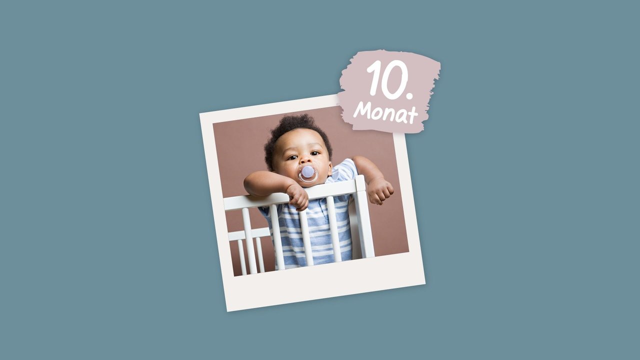 Baby 10 Monate: Kind zieht sich am Gitterbett hoch