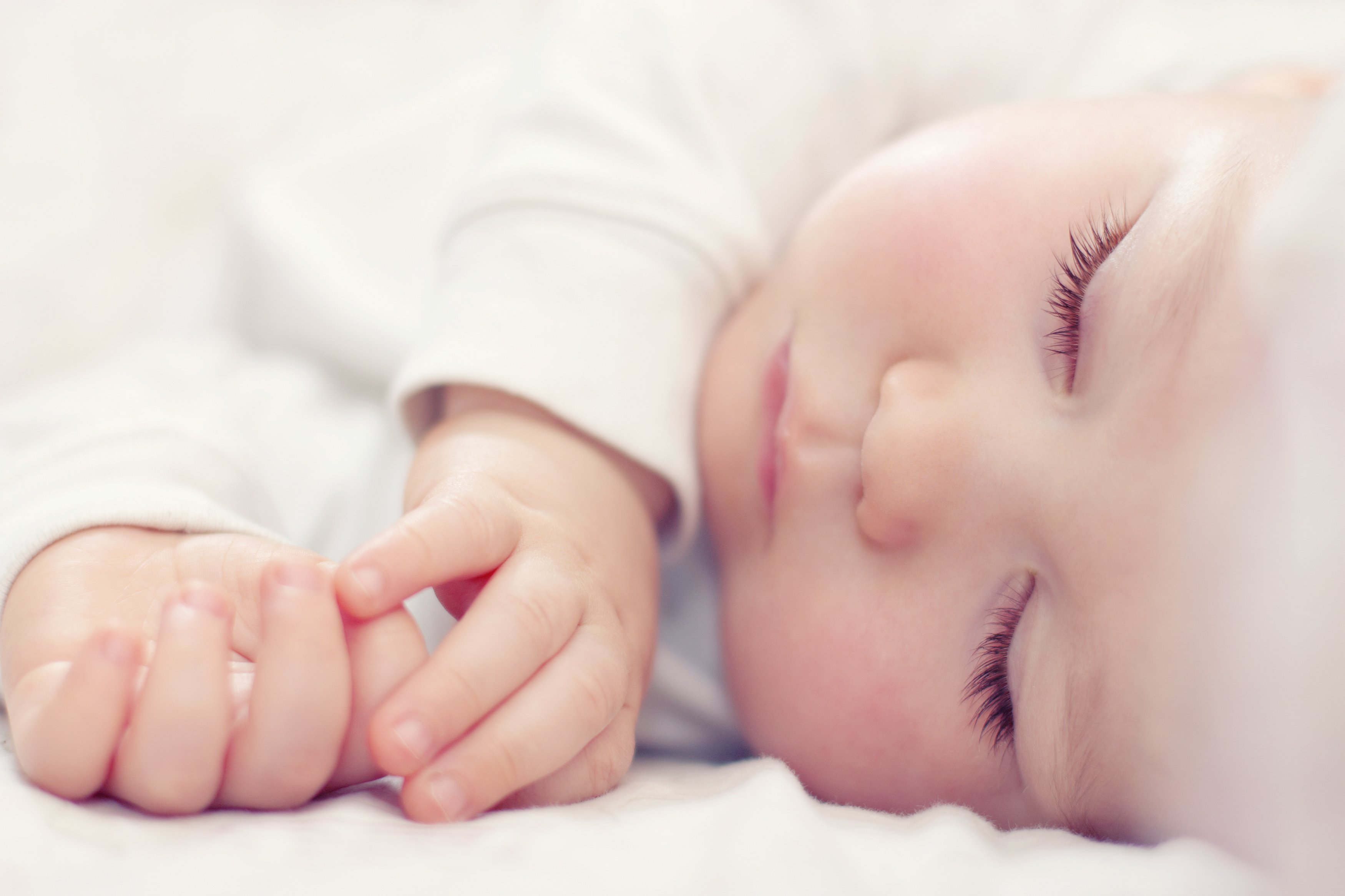Wie lange schlafen neugeborene am tag Praktikable Schlafgewohnheiten