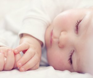 Müde?! So hoch ist der Schlafbedarf von Babys im ersten Jahr (mit Schlaftabelle und Experten-Tipps)