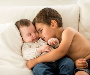 Geschenke für Geschwister zur Geburt: So fühlt sich das große Kind genauso besonders