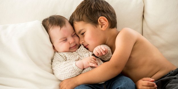 Geschenke für Geschwister zur Geburt: So fühlt sich das große Kind genauso besonders