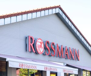 Ideal für den Strand: Die praktische Pop-Up-Strandmuschel von Rossmann bietet Schatten und Entspannung