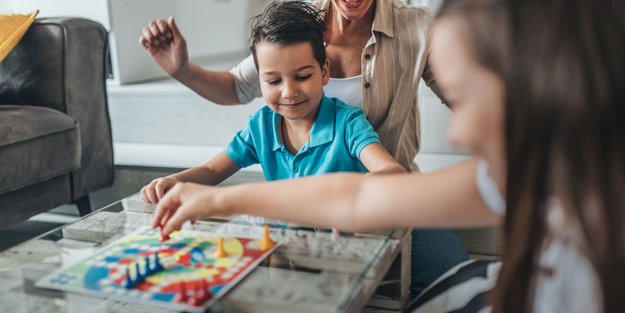 Aktuell&#x20;bis&#x20;zu&#x20;50&#x20;&#x25;&#x20;reduziert&#x3A;&#x20;Die&#x20;besten&#x20;10&#x20;Gesellschaftsspiele&#x20;ab&#x20;4&#x20;Jahren&#x20;&#x2013;&#x20;echt&#x20;spa&#x00DF;ig&#x20;und&#x20;nie&#x20;zu&#x20;kompliziert&#x21;