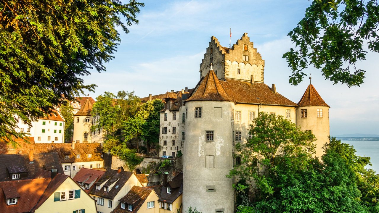 Burg Meersburg in Deutschland und die Altstadt im Sommer