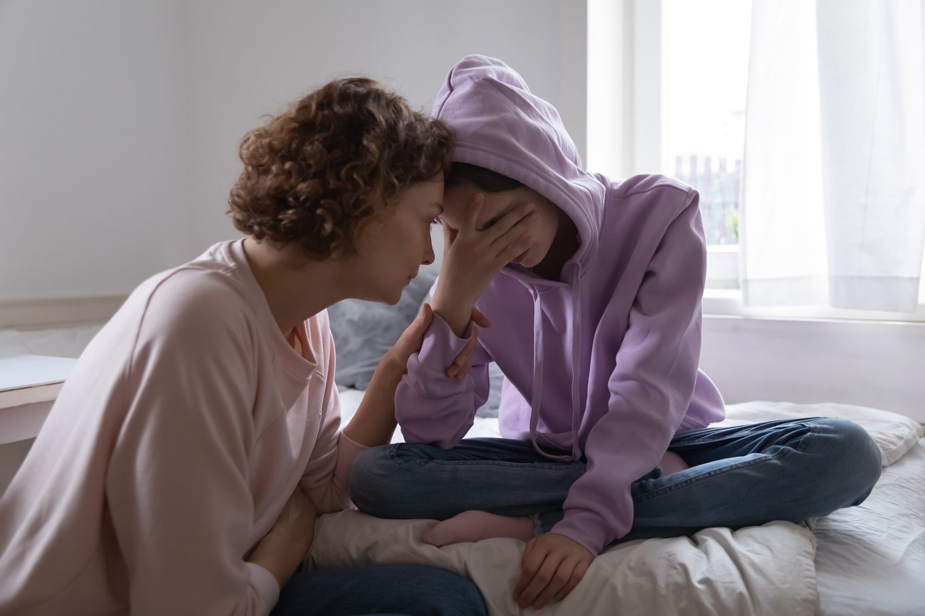 Mutter tröstet Tochter