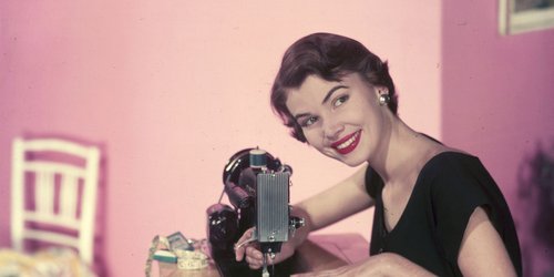 11 Hobbys unserer Großeltern, die 2025 überraschend cooler sind als TikTok & Co.