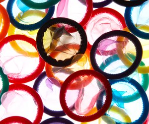 Safety first im Bett: Wie lange sind Kondome haltbar?