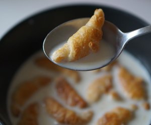 Neuer Frühstückstrend: So zaubert ihr niedliche Mini Croissant Cereals
