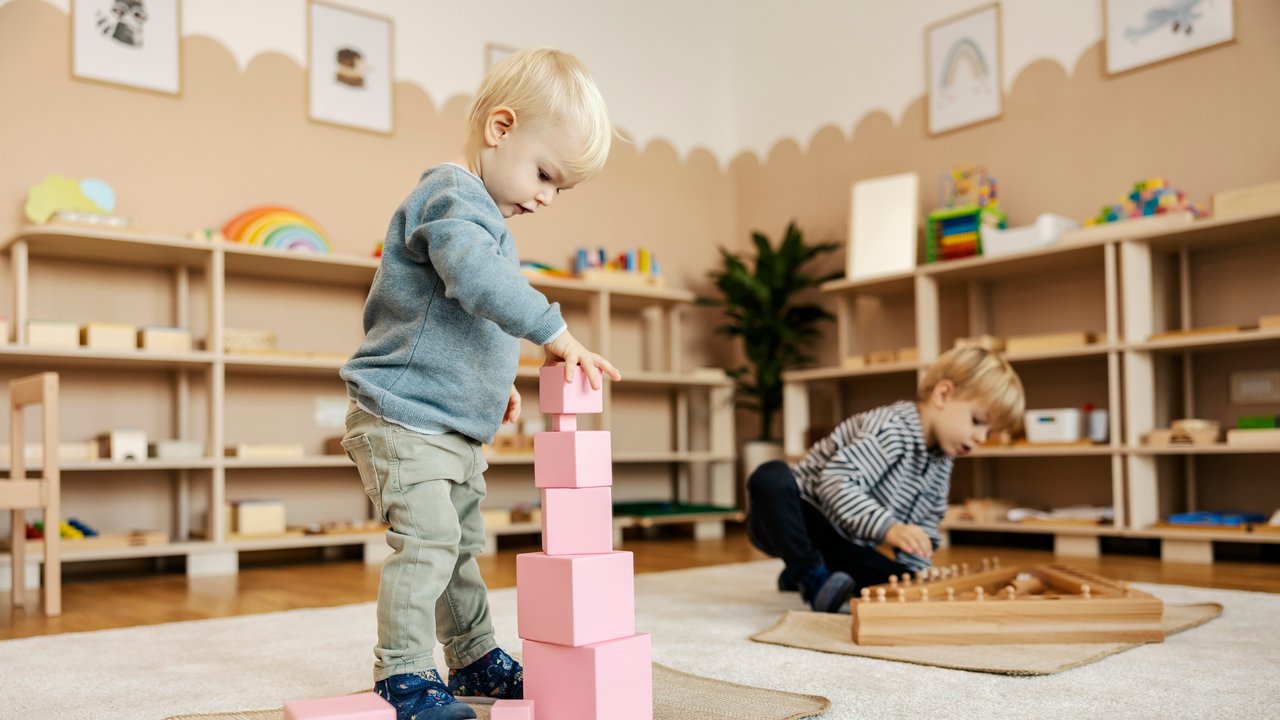 Montessori-Möbel: Kind spielt in Montessori-Zimmer