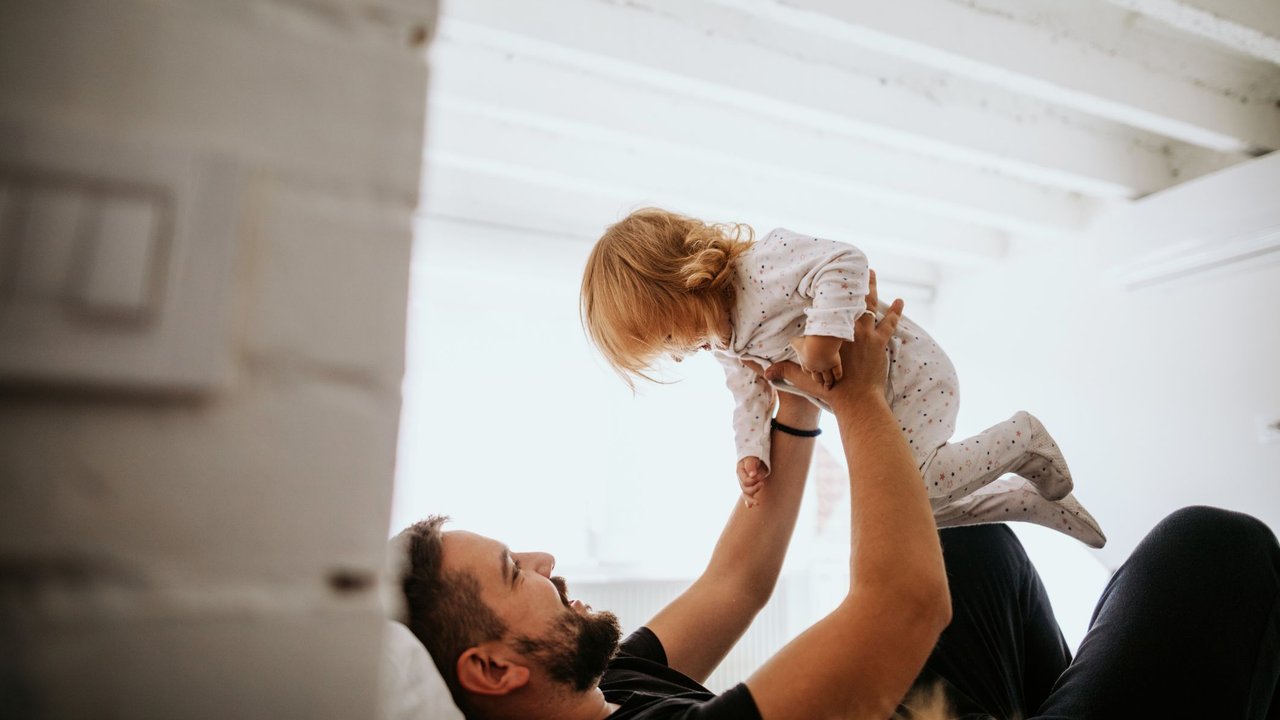 Vater spielt mit seiner Tochter