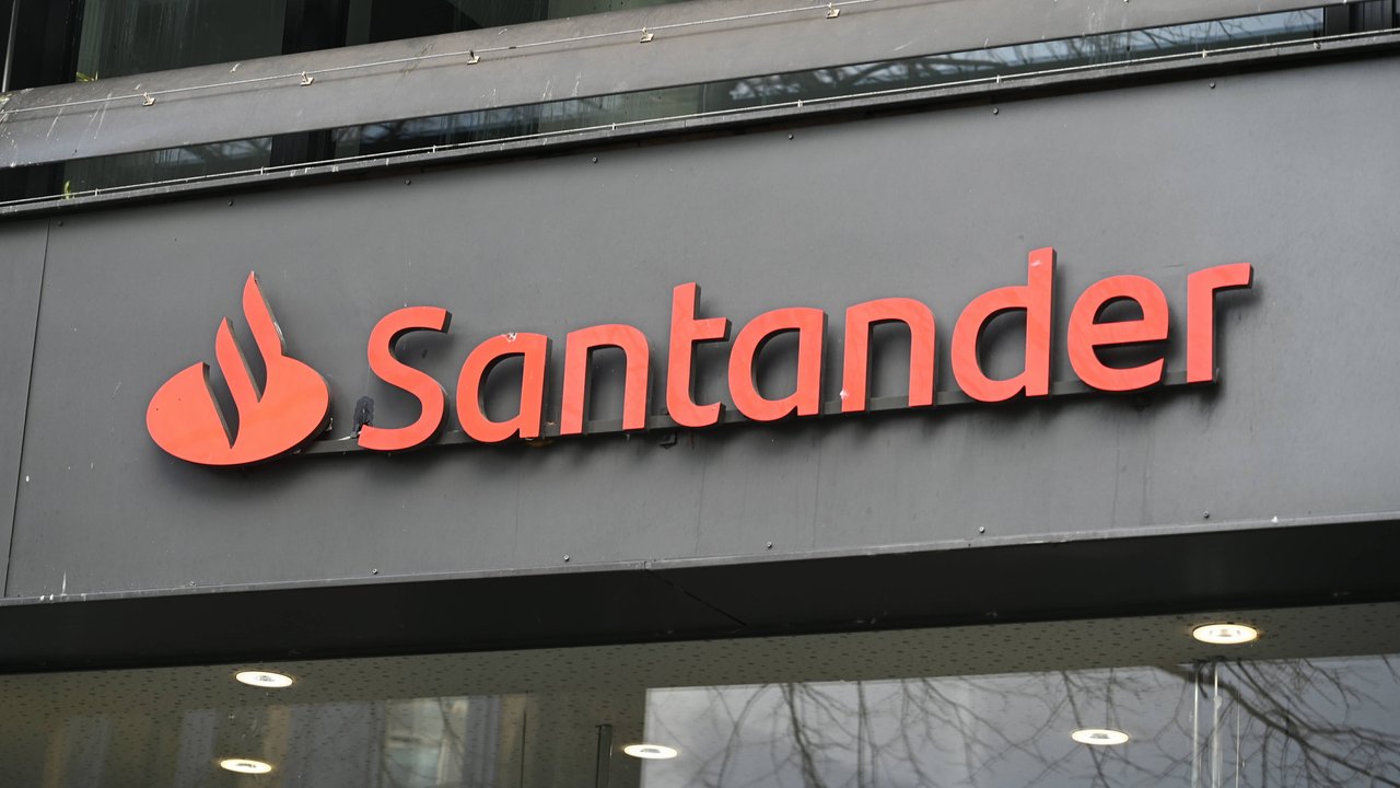 Den Kundendienst der Santander-Bank erreicht ihr telefonisch.